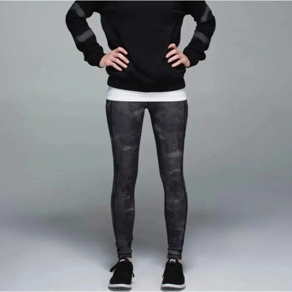 Lululemon sz 2 Speed Tight II *Full-On Luxtreme
Sequin Snake Slate Black / Black - Picture 11 of 16